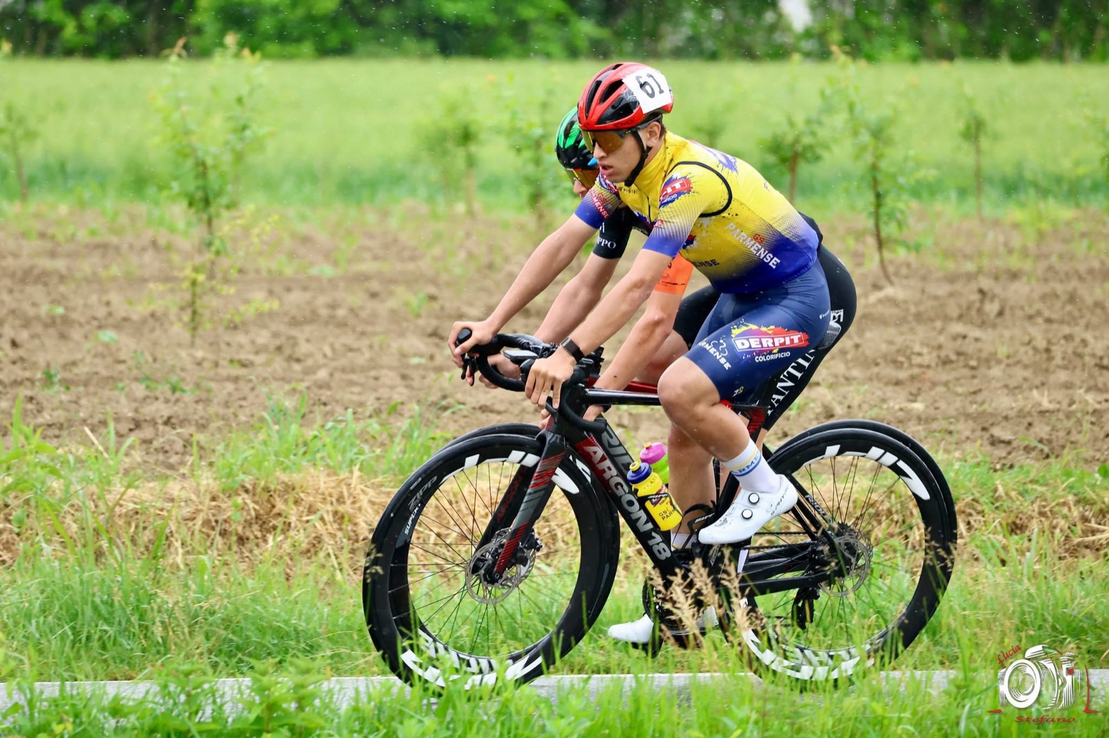 Cristian in corsa sotto la pioggia con la maglia GS Parmense