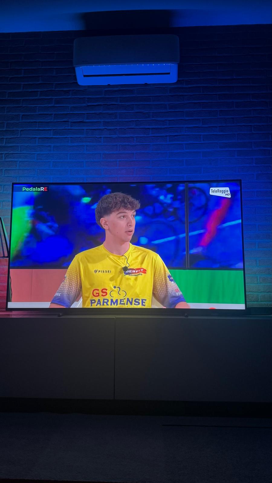 Cristian in TV a PedalaRE con la maglia gialla del GS Parmense