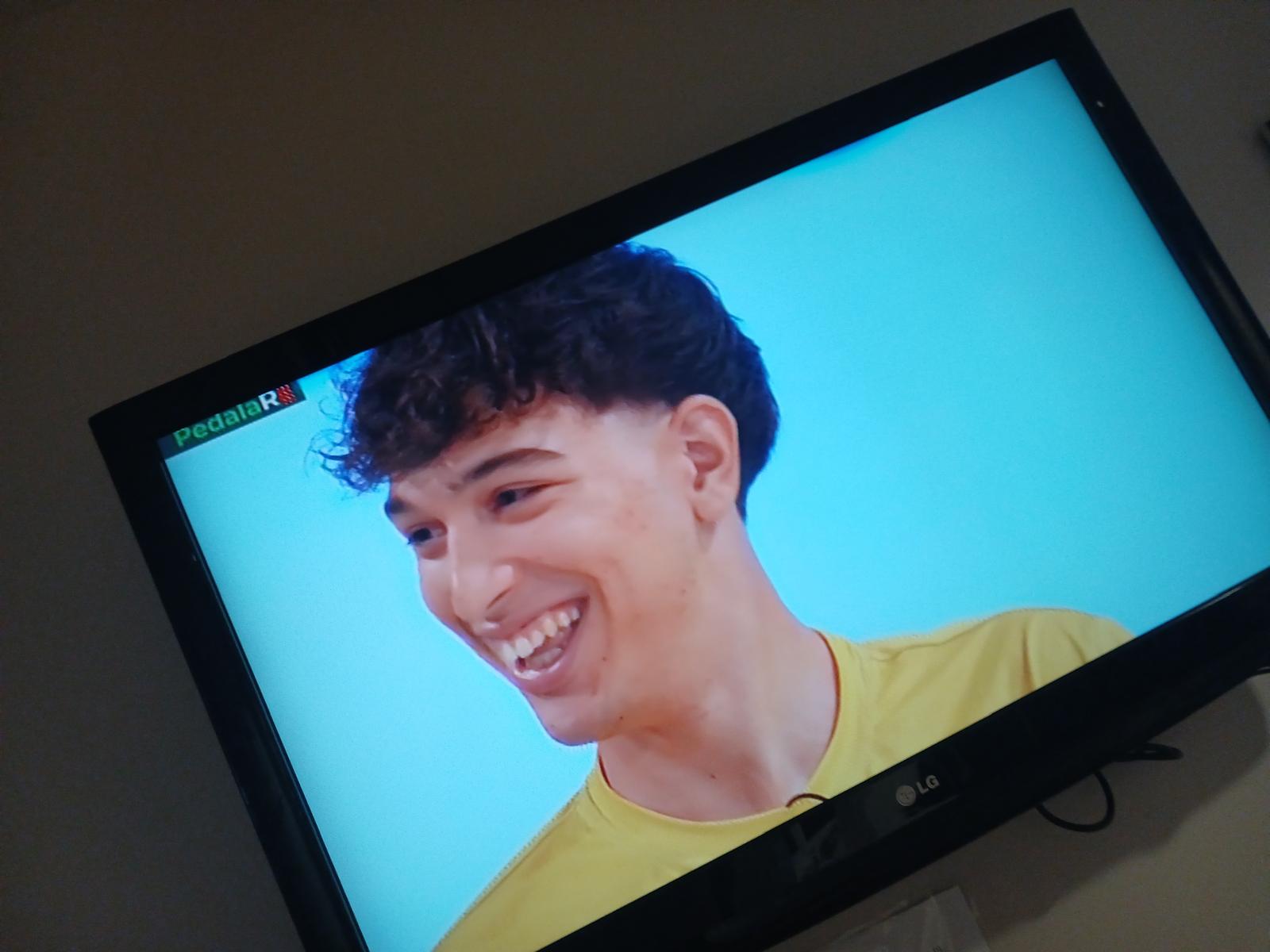 Cristian sorride durante l'intervista al programma PedalaRE su Telereggio
