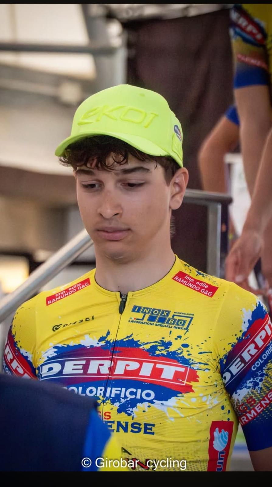 Cristian Caroppo prima della partenza, cappellino EKOI e maglia gialla del GS Parmense