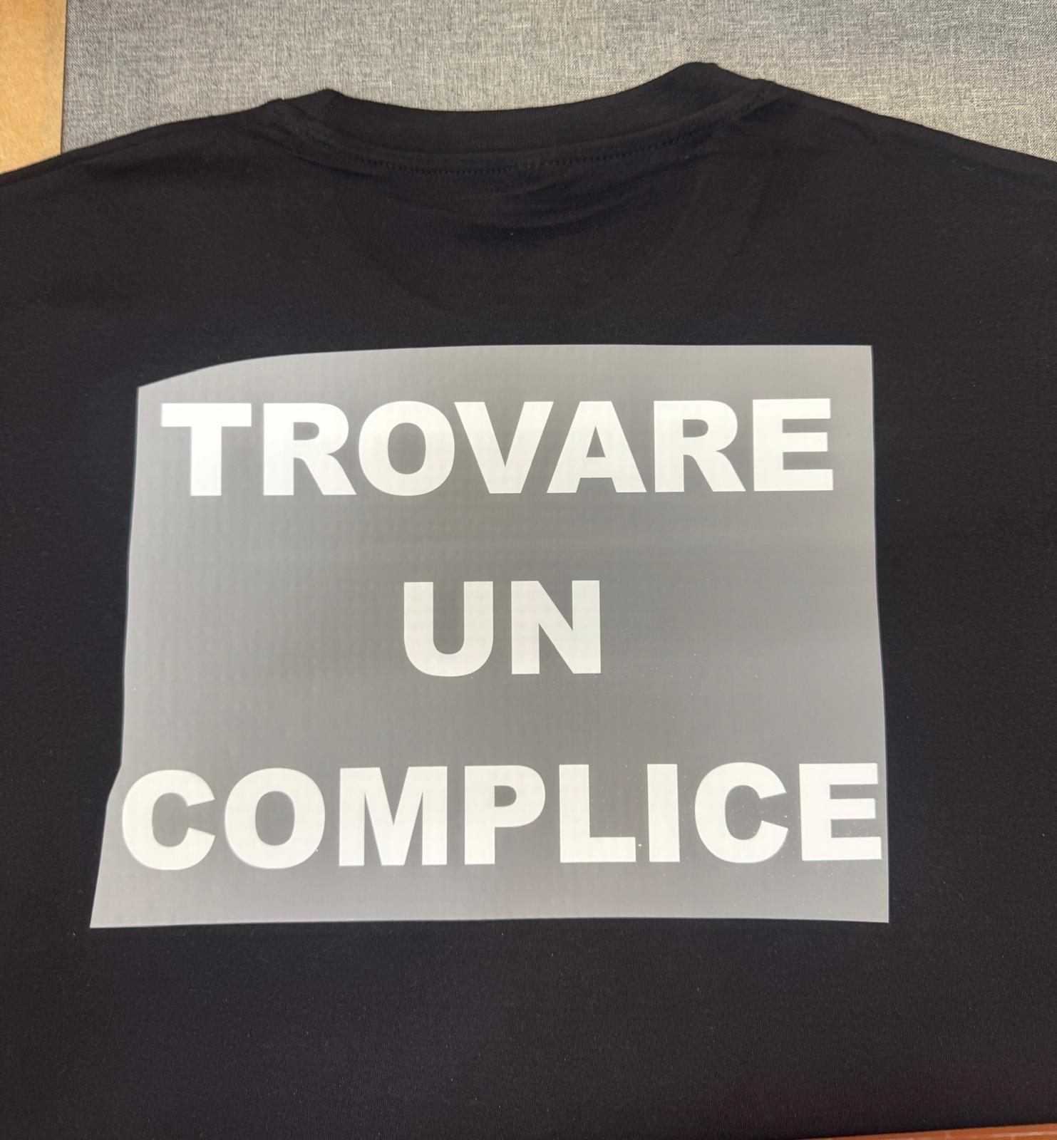 Maglietta nera con stampa bianca: Trovare un complice