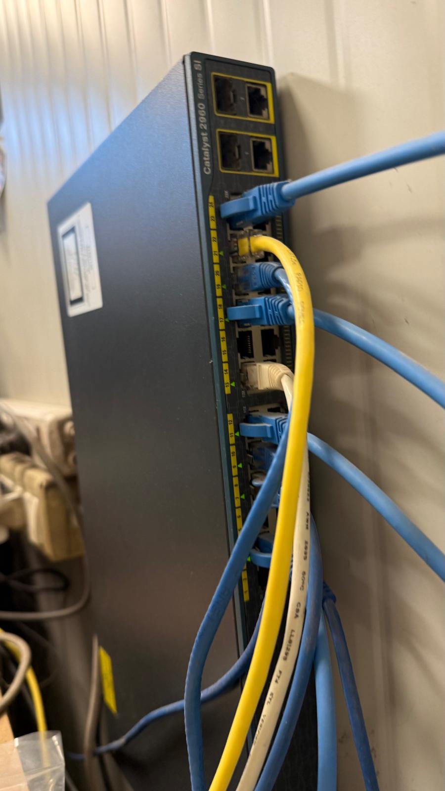 Switch Cisco Catalyst 2960 cablato con patch cord colorati