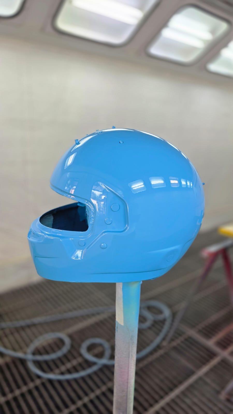 Casco integrale verniciato azzurro appena uscito dalla cabina