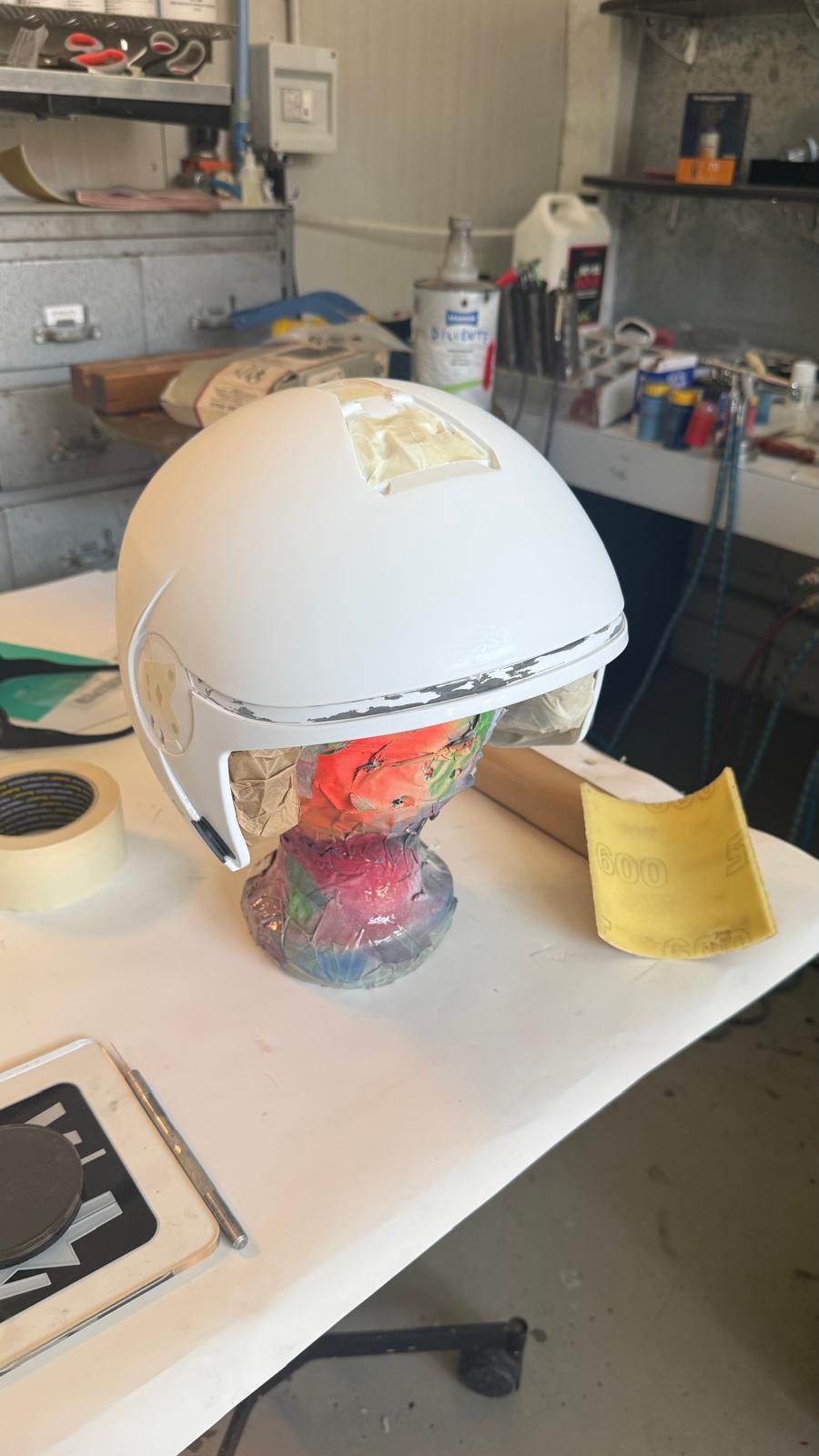 Casco jet bianco in preparazione sul banco di lavoro