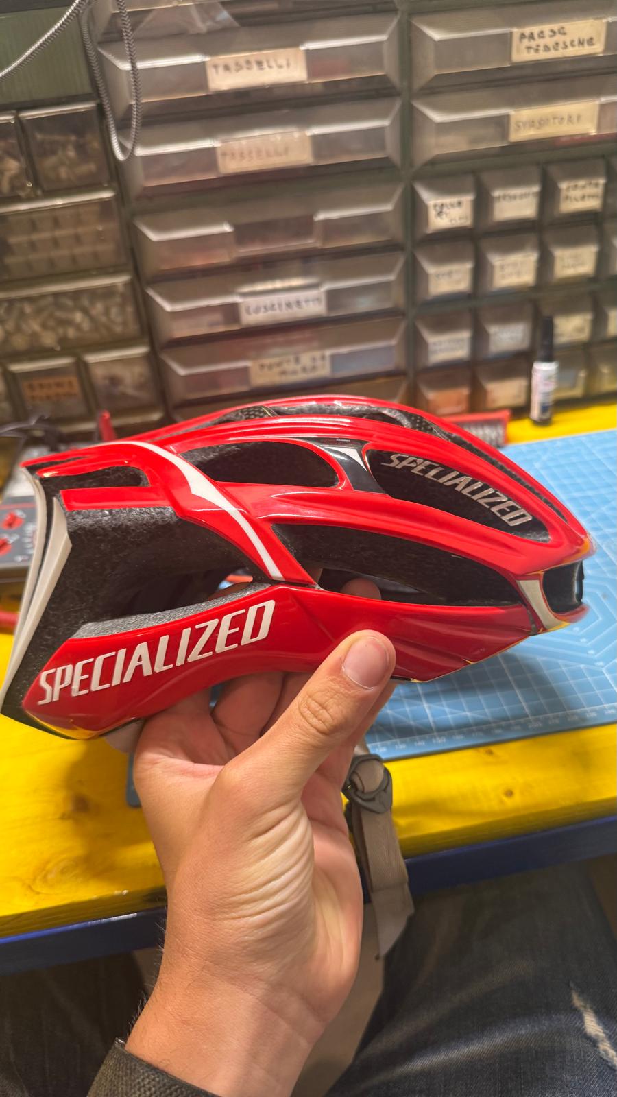 Casco da bici Specialized rosso con decal, finitura lucida
