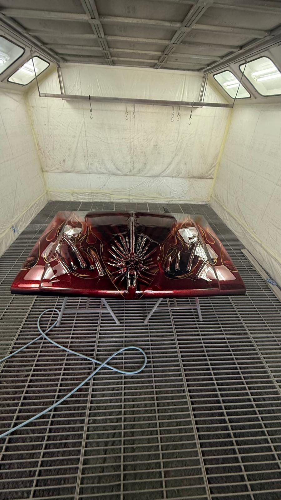 Cofano con verniciatura custom rosso candy e fiamme cromate in cabina
