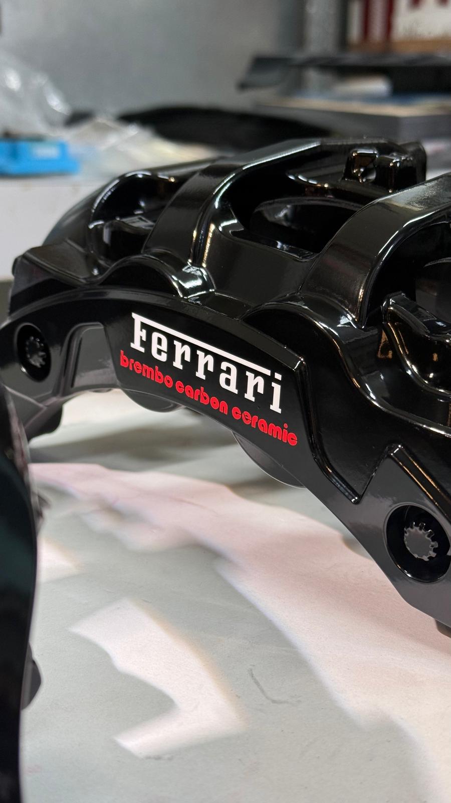 Dettaglio pinza Ferrari Brembo carbon ceramic verniciata nero lucido con scritte